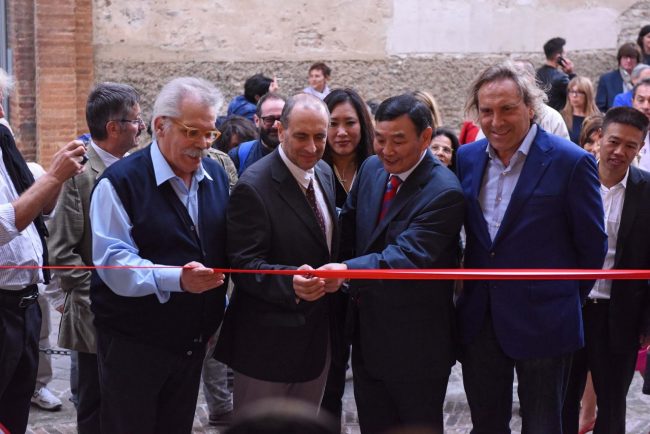 Il taglio del nastro di Cartacanta 2016 alla presenza di Enrico Lattanzi del sindaco Tommaso Corvatta, Luo Ping, primo consigliere culturale per la Cina e Daniele Angelini presidente del consiglio comunale