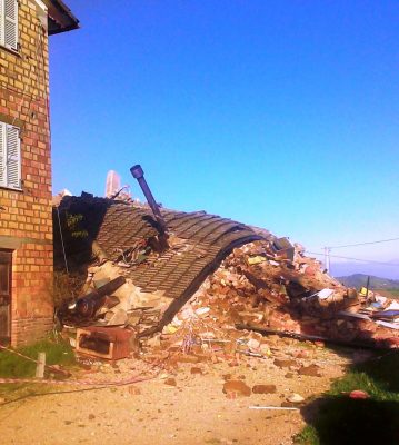 La casa crollata in contrada Zazza a Gualdo