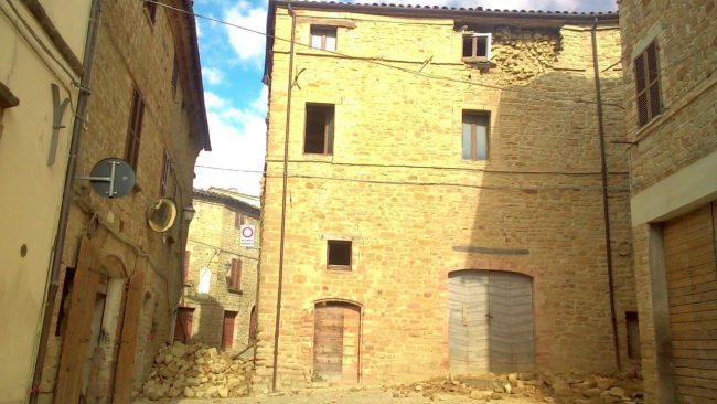 crolli-in-centro-storico-a-gualdo-terremoto-26-10-2016