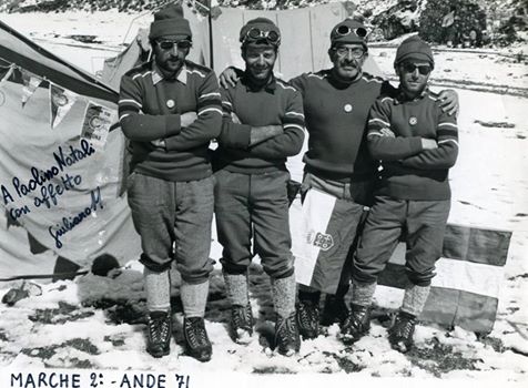 Enzo Bianchini, secondo da destra, tra Mario Corsalini, Giuliano Mainini e Renato Beretta, Ande, spedizione del 1971