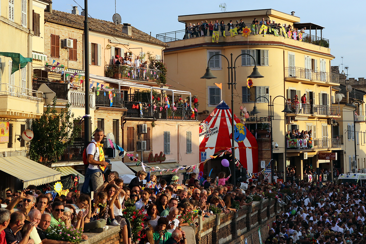 esplosione-colori-clown-e-clown-monte-san-giusto_foto-lb-2