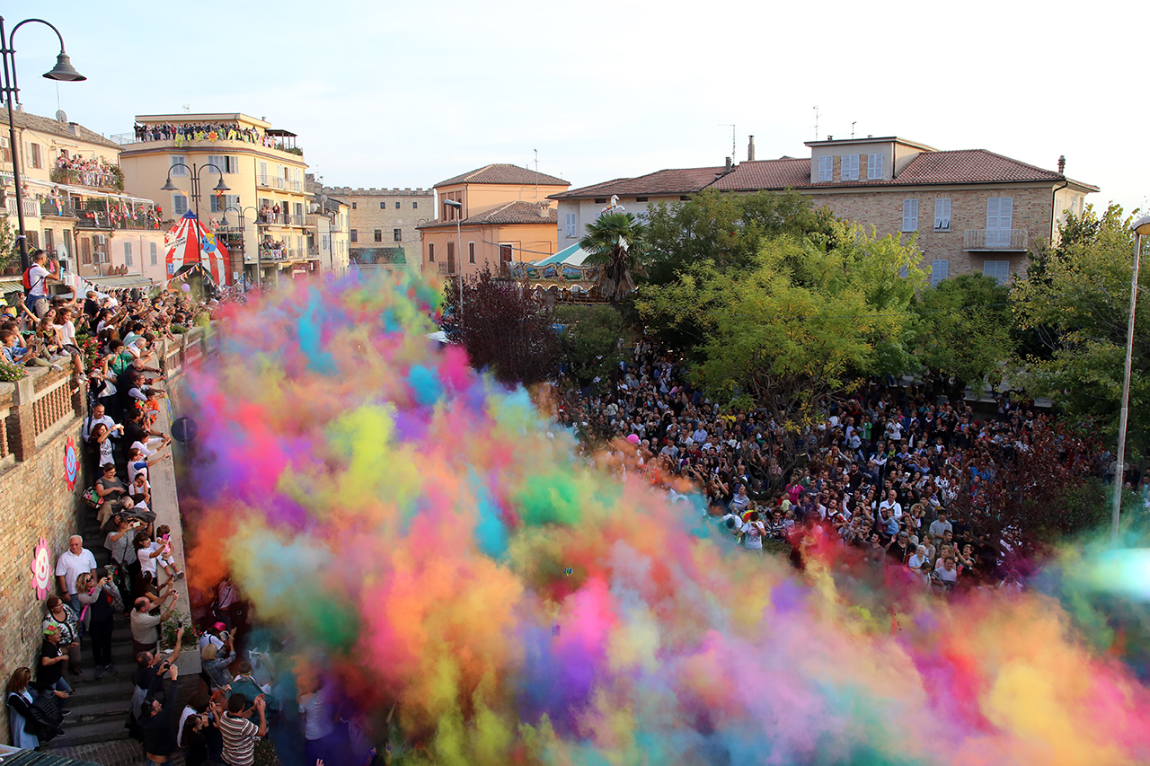esplosione-colori-clown-e-clown-monte-san-giusto_foto-lb-4