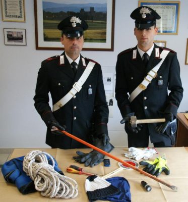 Gli attrezzi da scasso sequestrati dai carabinieri