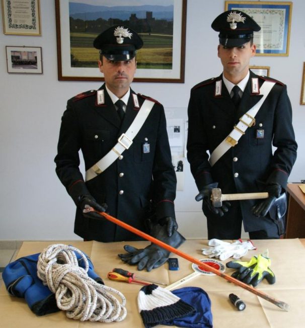 Gli attrezzi da scasso sequestrati dai carabinieri