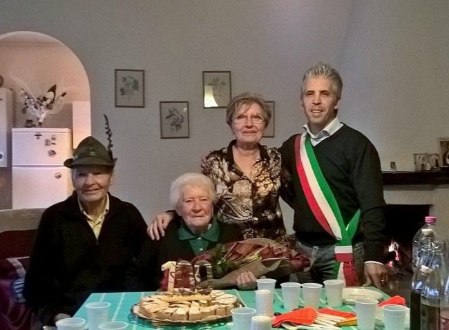 Giuseppa Sbriccoli con il vice sindaco e i familiari
