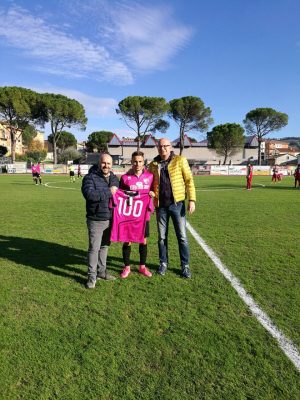 Il presidente del Tolentino Fabio Mazzocchetti e il suo vice Marco Romagnoli premiano il classe 96 Daniele Gobbi per le 100 presenze con la maglia del Tolentino