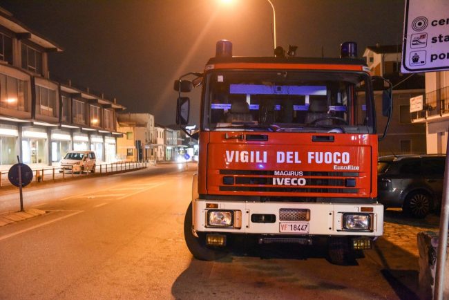 incendio-la-bottega-dei-sapori-romeni-via-carducci-_-martiri-di-belfiore-polizia-vdf-civitanova-1