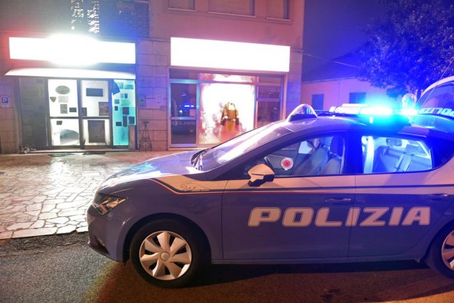 incendio-la-bottega-dei-sapori-romeni-via-carducci-_-martiri-di-belfiore-polizia-vdf-civitanova-5