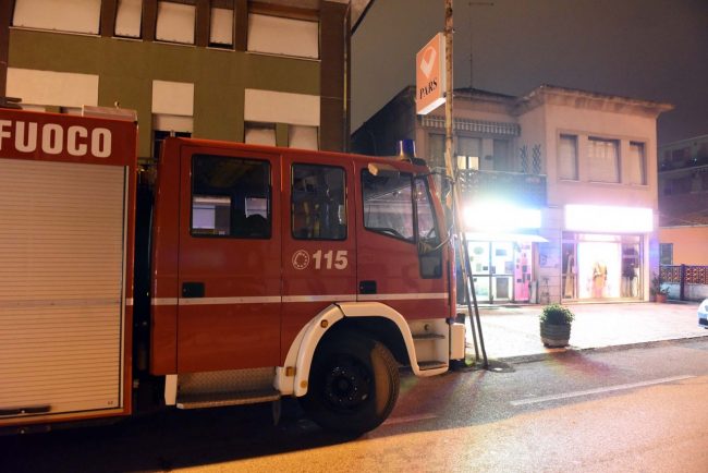 I vigili del fuoco in via Carducci