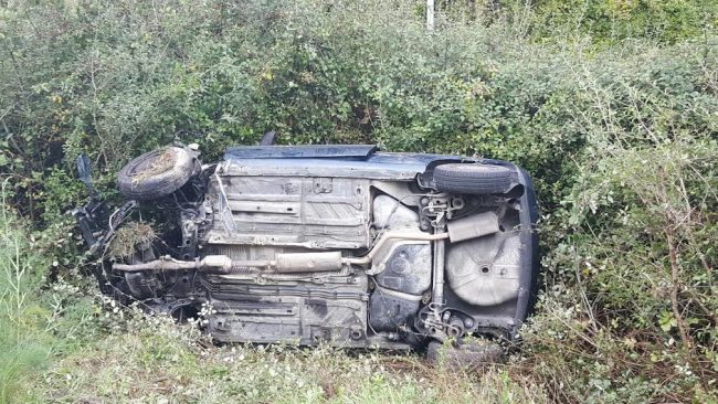 L'auto finita fuori strada