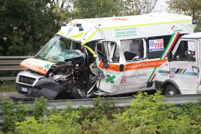 incidente-ambulanza-furgone-san-claudio-1
