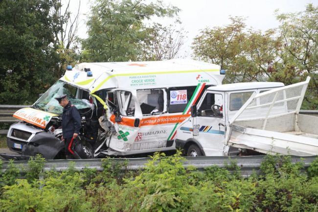 incidente-ambulanza-furgone-san-claudio-4