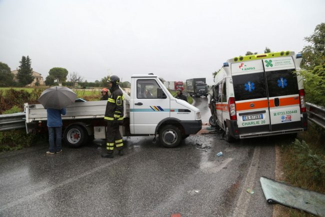 incidente-ambulanza-furgone-san-claudio-7
