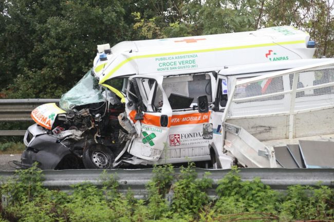 incidente-ambulanza-furgone-san-claudio-8