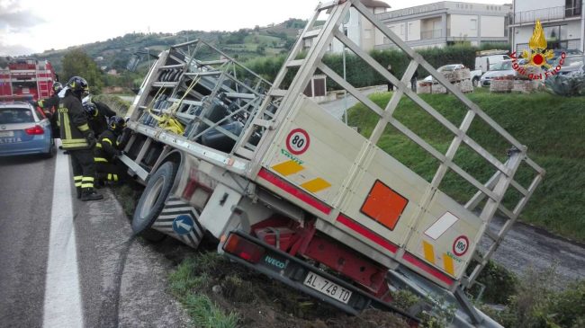 incidente-camion-bombole-superstrada-tolentino-10