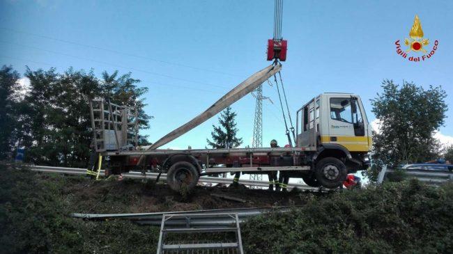 incidente-camion-bombole-superstrada-tolentino-11