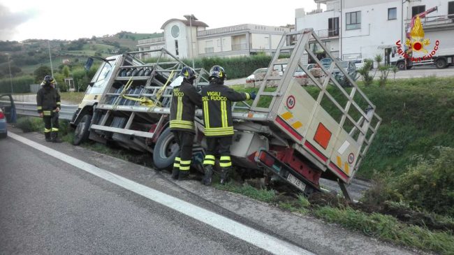incidente-camion-bombole-superstrada-tolentino-13