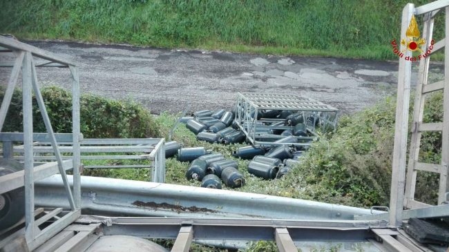 incidente-camion-bombole-superstrada-tolentino-14