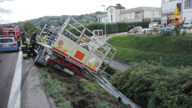 incidente-camion-bombole-superstrada-tolentino-2