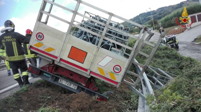 incidente-camion-bombole-superstrada-tolentino-3