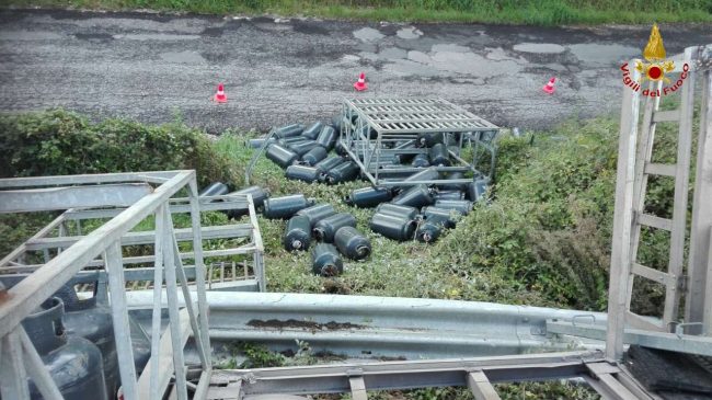 incidente-camion-bombole-superstrada-tolentino-4