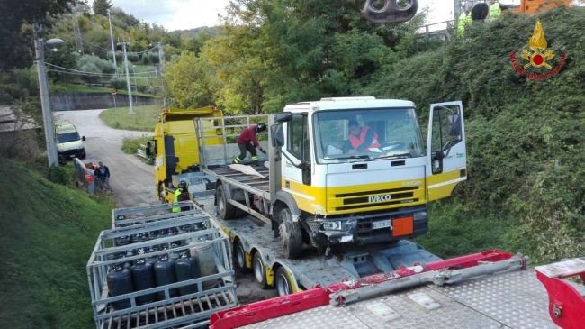 incidente-camion-bombole-superstrada-tolentino-5