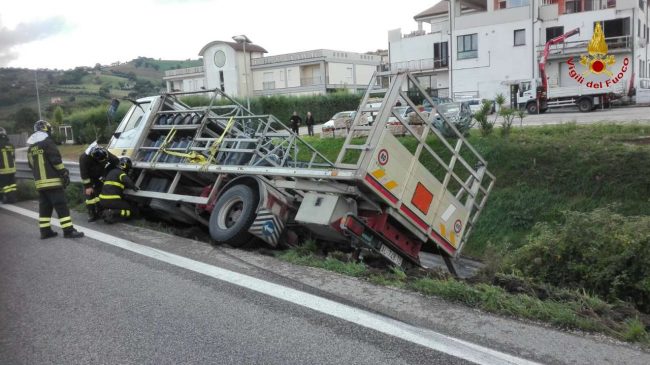 incidente-camion-bombole-superstrada-tolentino-6