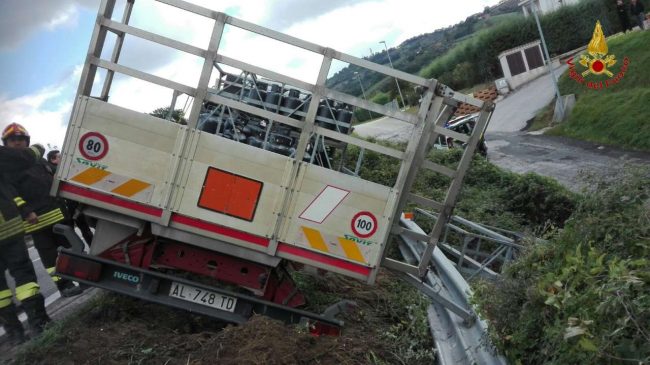 incidente-camion-bombole-superstrada-tolentino-7