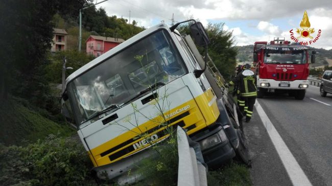incidente-camion-bombole-superstrada-tolentino-8