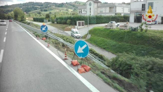 incidente-camion-bombole-superstrada-tolentino-9