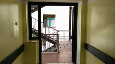 La porta che probabilmente hanno usato i ladri per entrare