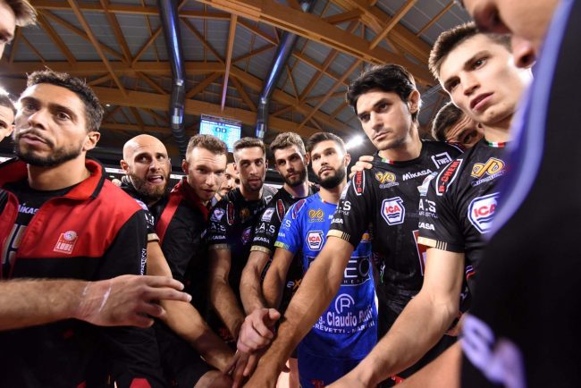I biancorossi festeggiano il successo contro Sora