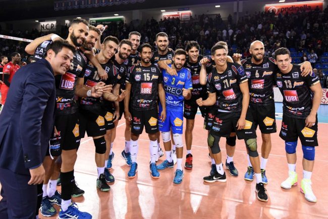 I biancorossi festeggiano il successo contro Piacenza