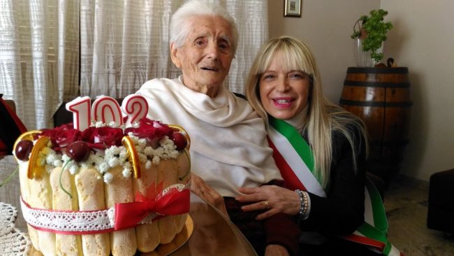 Luigia Vissani con il sindaco Rosa Piermattei