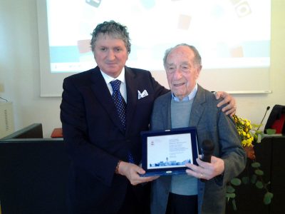 Il sindaco Giuseppe Pezzanesi consegna la targa a Marcelletti