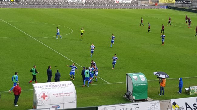 L'esultanza del Monticelli dopo il gol di Forgione