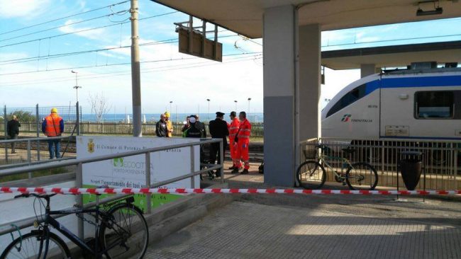 I soccorsi alla stazione di Porto Potenza dopo l'investimento mortale