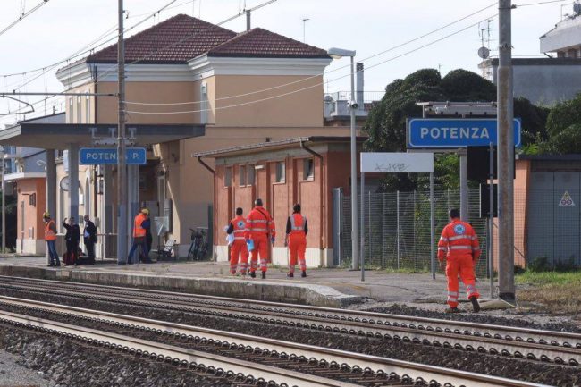 morto-binari-treno-porto-potenza4