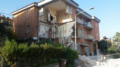 Un'altra palazzina crollata a San Severino (foto inviata da Valentina Capadrossi)