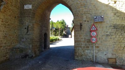 Sullo sfondo la Rsa evacuata