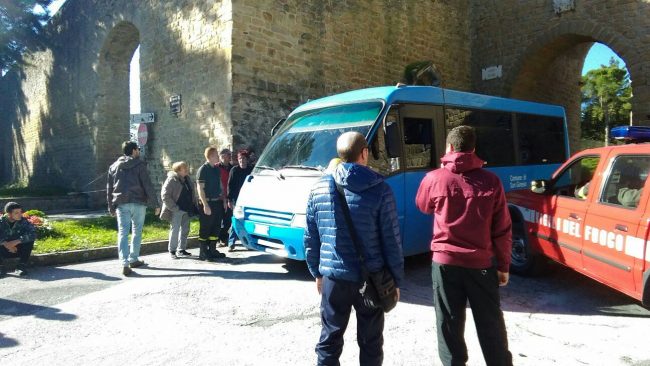 Presidiati gli ingressi in centro dai vigili del fuoco, in corso lo sgombero dei residenti