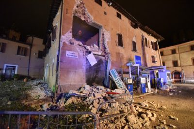 Crolli a Castelsantangelo pochi istanti dopo le scosse di mercoledì