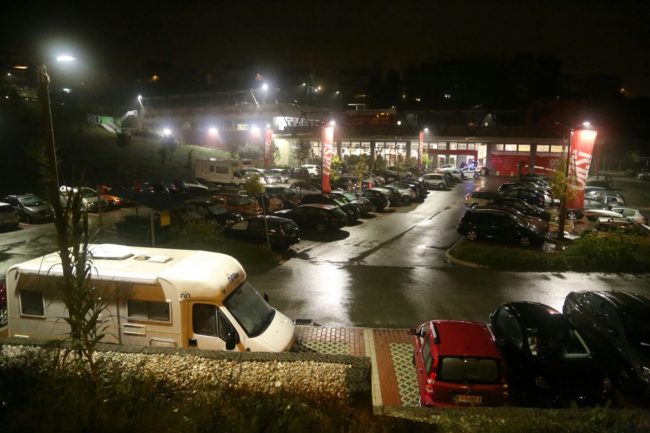 In tanti hanno scelto di passare la notte nel parcheggio dell'Oasi