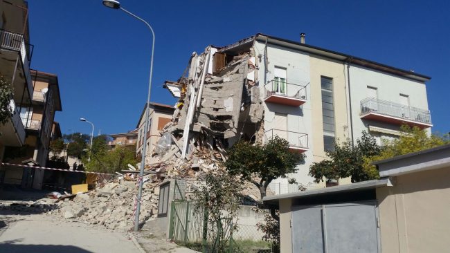 Una palazzina crollata a Tolentino