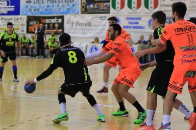 Un momento della partita. Al centro, con la maglia arancio del Carpi, Lorenzo Nocelli