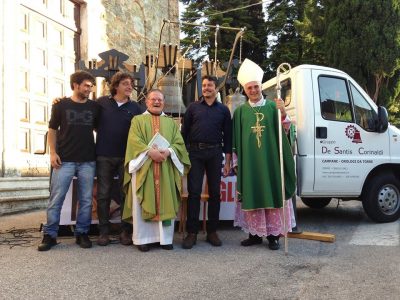 I suonatori Riccardo Serrani, Andrea Longo e Sauro Corinaldi insieme al vescovo emerito Claudio Giuliodori