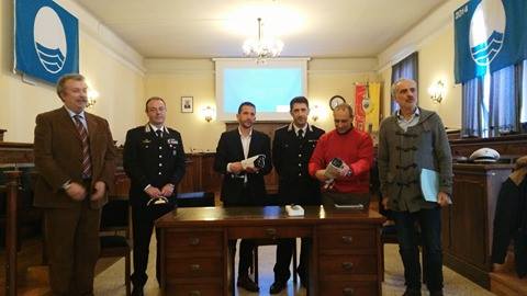 Nella foto da sinistra il commissario Ciro De Luca, il Comandante dei Carabinieri, Maggiore Enzo Marinelli, Paolo Cingolani della TM service, il sindaco Tommaso Corvatta e il vice Giulio Silenzi