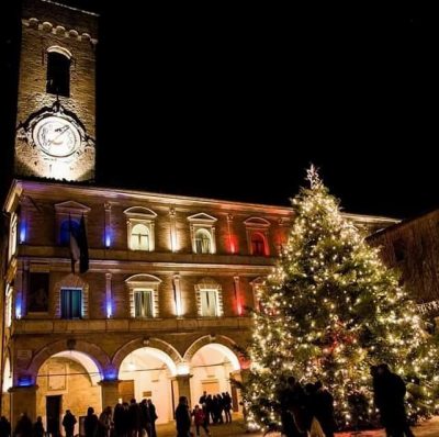 Piazza Vittorio Emanuele di Cingoli in uno scatto del Natale 2015