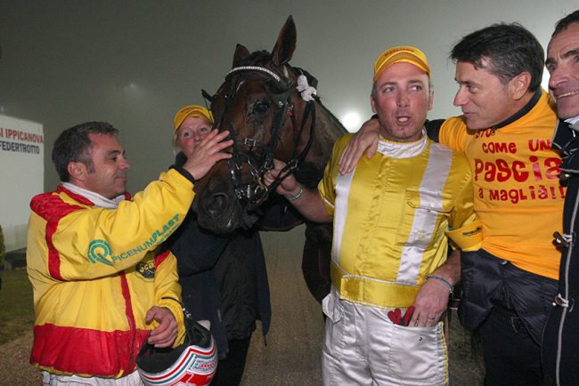 I vincitori del palio insieme al cavallo