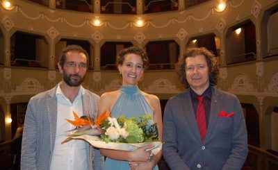 La vincitrice del concorso 2016 Courtney Miller con il sindaco di Motecosaro Reano Malaisi e il maestro Alfredo Sorichetti